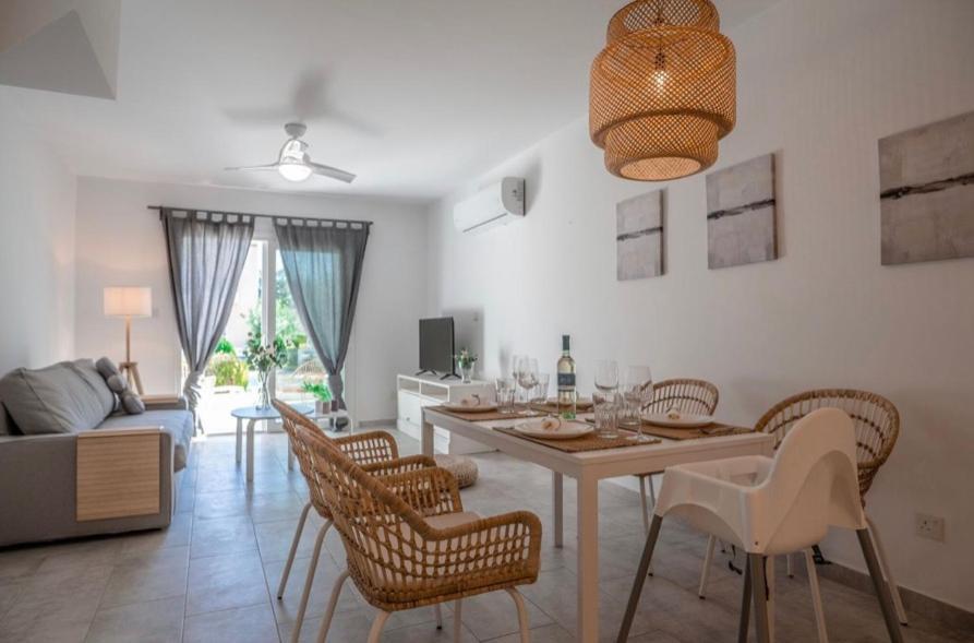 Holiday Cosy Home Paphos Bagian luar foto